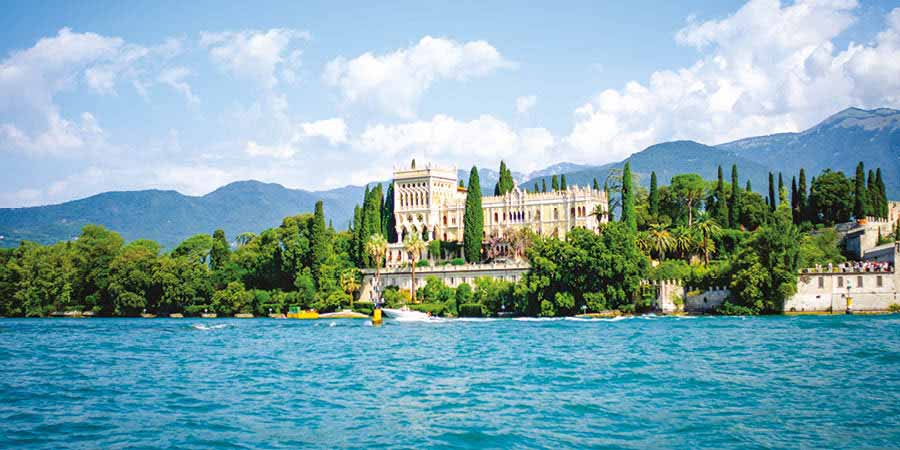 Cruising to picturesque Isola del Garda